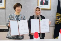 Penandatanganan RoD oleh Deputi Bidang Sumber Daya dan Kelembagaan Kemenpar, Martini Mohamad Paham bersama Chief Representative JICA Indonesia, Takeda Sachiko di Gedung Sapta Pesona, Jakarta, Jumat (17/10/2025). (Foto: Kemenpar)