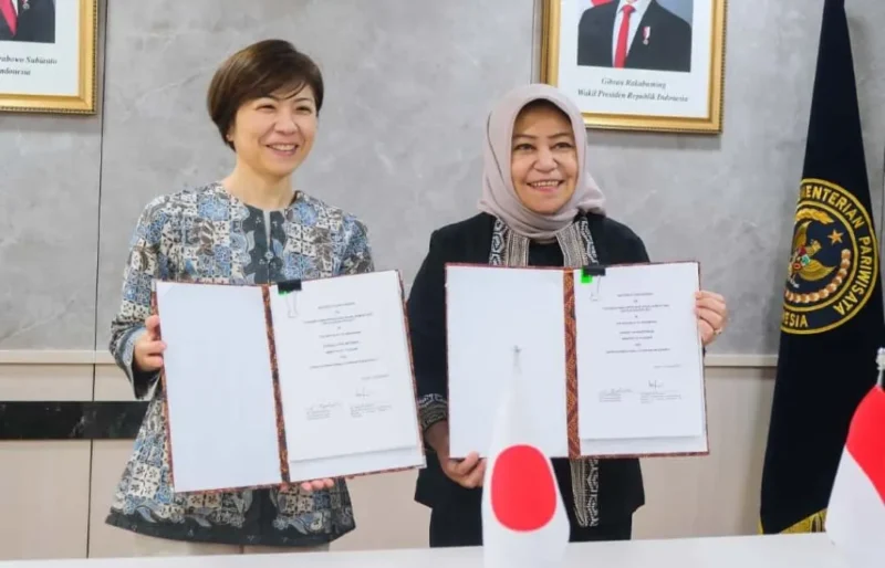 Penandatanganan RoD oleh Deputi Bidang Sumber Daya dan Kelembagaan Kemenpar, Martini Mohamad Paham bersama Chief Representative JICA Indonesia, Takeda Sachiko di Gedung Sapta Pesona, Jakarta, Jumat (17/10/2025). (Foto: Kemenpar)