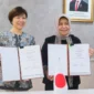 Penandatanganan RoD oleh Deputi Bidang Sumber Daya dan Kelembagaan Kemenpar, Martini Mohamad Paham bersama Chief Representative JICA Indonesia, Takeda Sachiko di Gedung Sapta Pesona, Jakarta, Jumat (17/10/2025). (Foto: Kemenpar)