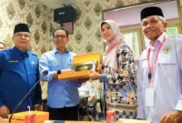 Kepala Badan Kesbangpol Padang Tarmizi Ismail menyerahkan cenderamata kepada Kepala Kesbangpol Kabupaten Aceh Tamiang, Agusliyana Devita, Rabu (15/10/2025). (Foto: Diskominfo Padang)