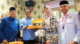 Kepala Badan Kesbangpol Padang Tarmizi Ismail menyerahkan cenderamata kepada Kepala Kesbangpol Kabupaten Aceh Tamiang, Agusliyana Devita, Rabu (15/10/2025). (Foto: Diskominfo Padang)