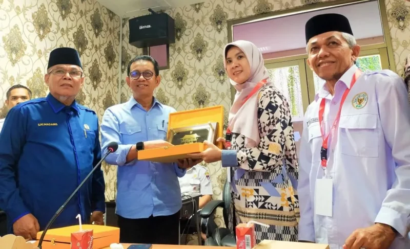 Kepala Badan Kesbangpol Padang Tarmizi Ismail menyerahkan cenderamata kepada Kepala Kesbangpol Kabupaten Aceh Tamiang, Agusliyana Devita, Rabu (15/10/2025). (Foto: Diskominfo Padang)