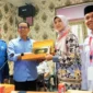 Kepala Badan Kesbangpol Padang Tarmizi Ismail menyerahkan cenderamata kepada Kepala Kesbangpol Kabupaten Aceh Tamiang, Agusliyana Devita, Rabu (15/10/2025). (Foto: Diskominfo Padang)