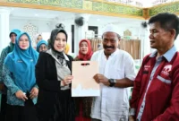 Ketua TP-PKK Kota Padang, Ny. dr. Dian Puspita Fadly Amran, Sp.Jp menyerahkan bantuan kepada korban kebakaran Pasar Gadang, Kamis (16/10/2025). (Foto: Prokopim Padang)