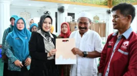 Ketua TP-PKK Kota Padang, Ny. dr. Dian Puspita Fadly Amran, Sp.Jp menyerahkan bantuan kepada korban kebakaran Pasar Gadang, Kamis (16/10/2025). (Foto: Prokopim Padang)