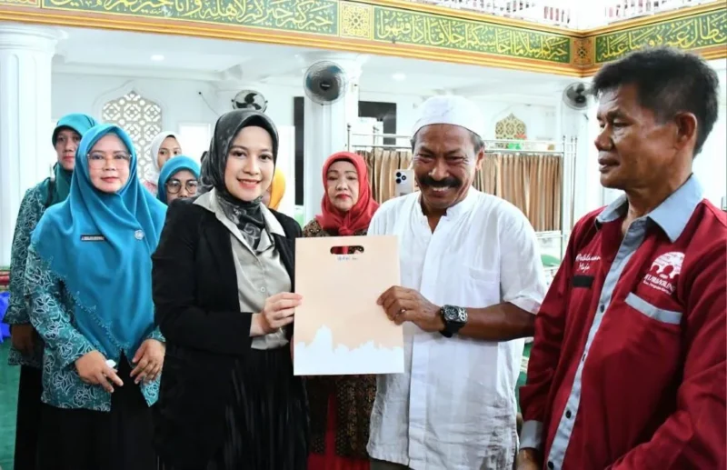 Ketua TP-PKK Kota Padang, Ny. dr. Dian Puspita Fadly Amran, Sp.Jp menyerahkan bantuan kepada korban kebakaran Pasar Gadang, Kamis (16/10/2025). (Foto: Prokopim Padang)