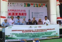 Kejari Dharmasraya menggelar khitan gratis di halaman Kantor Kejari setempat, Selasa (21/10/2025). (Foto: Kominfo Dharmasraya)