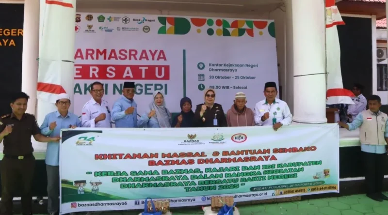 Kejari Dharmasraya menggelar khitan gratis di halaman Kantor Kejari setempat, Selasa (21/10/2025). (Foto: Kominfo Dharmasraya)