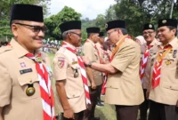 Wakil Wali Kota Padang Maigus Nasir menyematkan Tanda Penghargaan Orang Dewasa (TPOD) kepada sejumlah pembina pramuka madrasah di Bumi Perkemahan Camp ABG, Kamis (23/10/2025). (Foto: Prokopim Padang)