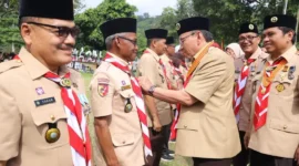 Wakil Wali Kota Padang Maigus Nasir menyematkan Tanda Penghargaan Orang Dewasa (TPOD) kepada sejumlah pembina pramuka madrasah di Bumi Perkemahan Camp ABG, Kamis (23/10/2025). (Foto: Prokopim Padang)