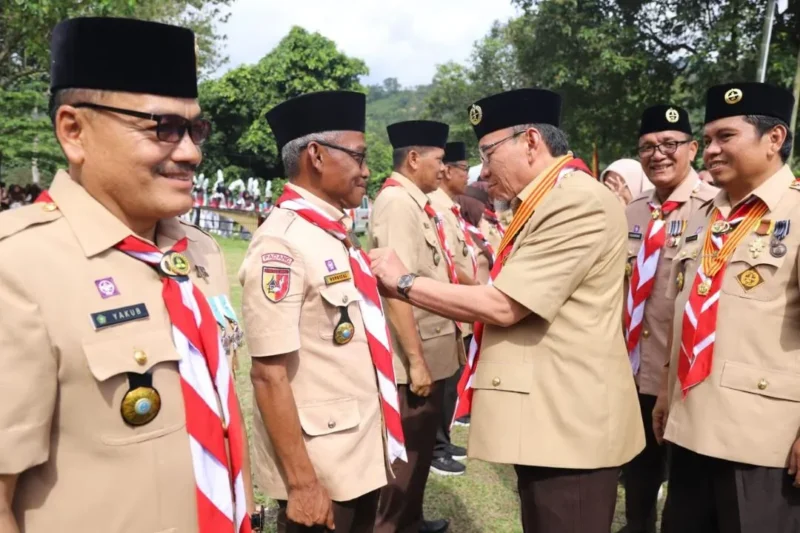 Wakil Wali Kota Padang Maigus Nasir menyematkan Tanda Penghargaan Orang Dewasa (TPOD) kepada sejumlah pembina pramuka madrasah di Bumi Perkemahan Camp ABG, Kamis (23/10/2025). (Foto: Prokopim Padang)