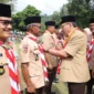 Wakil Wali Kota Padang Maigus Nasir menyematkan Tanda Penghargaan Orang Dewasa (TPOD) kepada sejumlah pembina pramuka madrasah di Bumi Perkemahan Camp ABG, Kamis (23/10/2025). (Foto: Prokopim Padang)