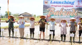 Bupati Tanah Datar Eka Putra meluncurkan Program Unggulan “Babendi”, Kamis (2/10/2025). (Foto: Prokopim Tanah Datar)