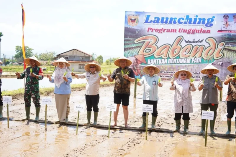 Bupati Tanah Datar Eka Putra meluncurkan Program Unggulan “Babendi”, Kamis (2/10/2025). (Foto: Prokopim Tanah Datar)