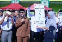 Wakil Wali Kota Bukittinggi Ibnu Asis meluncurkan program Tabungan Haji Pelajar bagi siswa madrasah di Lapangan MAN 2 Bukittinggi, Senin (13/10/2025). (Foto: Pemko Bukittinggi)