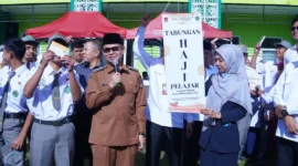 Wakil Wali Kota Bukittinggi Ibnu Asis meluncurkan program Tabungan Haji Pelajar bagi siswa madrasah di Lapangan MAN 2 Bukittinggi, Senin (13/10/2025). (Foto: Pemko Bukittinggi)