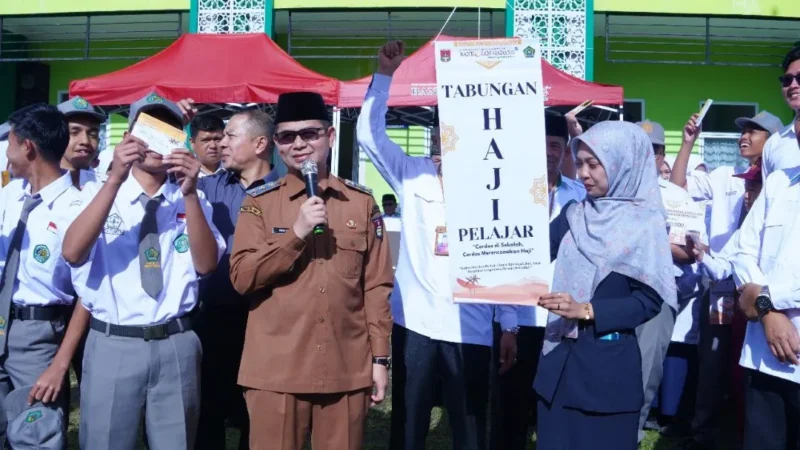Wakil Wali Kota Bukittinggi Ibnu Asis meluncurkan program Tabungan Haji Pelajar bagi siswa madrasah di Lapangan MAN 2 Bukittinggi, Senin (13/10/2025). (Foto: Pemko Bukittinggi)