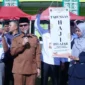 Wakil Wali Kota Bukittinggi Ibnu Asis meluncurkan program Tabungan Haji Pelajar bagi siswa madrasah di Lapangan MAN 2 Bukittinggi, Senin (13/10/2025). (Foto: Pemko Bukittinggi)