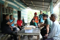 Pemko Pariaman bersama PLN ULP Pariaman meninjau rumah warga di Kelurahan Ujuang Batuang, Kecamatan Pariaman Tengah, yang belum menikmati aliran listrik. (Foto: Kominfo Pariaman)