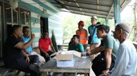 Pemko Pariaman bersama PLN ULP Pariaman meninjau rumah warga di Kelurahan Ujuang Batuang, Kecamatan Pariaman Tengah, yang belum menikmati aliran listrik. (Foto: Kominfo Pariaman)
