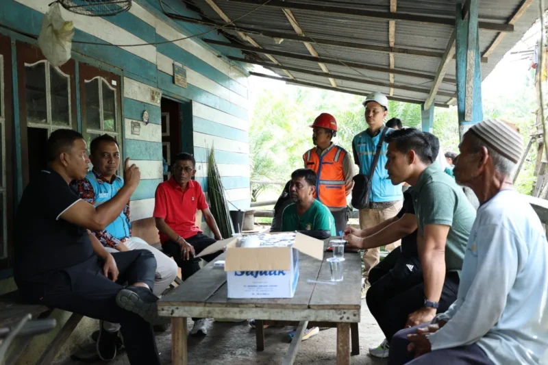 Pemko Pariaman bersama PLN ULP Pariaman meninjau rumah warga di Kelurahan Ujuang Batuang, Kecamatan Pariaman Tengah, yang belum menikmati aliran listrik. (Foto: Kominfo Pariaman)