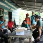 Pemko Pariaman bersama PLN ULP Pariaman meninjau rumah warga di Kelurahan Ujuang Batuang, Kecamatan Pariaman Tengah, yang belum menikmati aliran listrik. (Foto: Kominfo Pariaman)