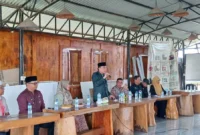 Wakil Wali Kota Padang Maigus Nasir memberikan arahan saat meninjau kesiapan tim qasidah Padang di Wisma Loren Wak Ketok, Pauh, Jumat (3/10/2025). (Foto: FB Diskominfo Padang)