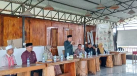 Wakil Wali Kota Padang Maigus Nasir memberikan arahan saat meninjau kesiapan tim qasidah Padang di Wisma Loren Wak Ketok, Pauh, Jumat (3/10/2025). (Foto: FB Diskominfo Padang)