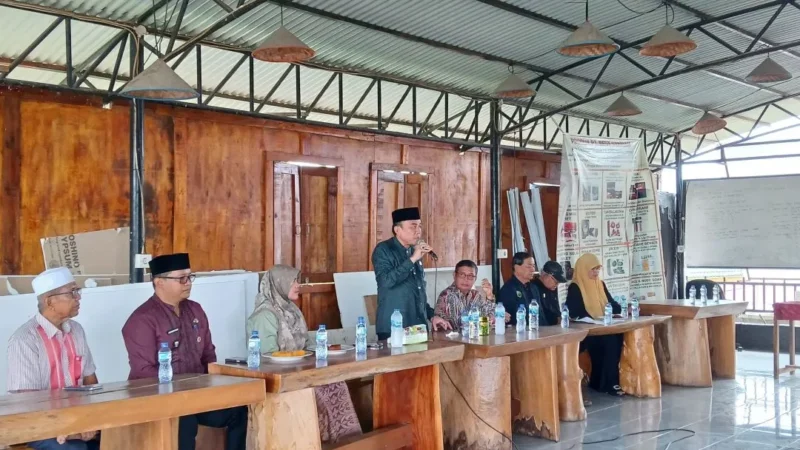 Wakil Wali Kota Padang Maigus Nasir memberikan arahan saat meninjau kesiapan tim qasidah Padang di Wisma Loren Wak Ketok, Pauh, Jumat (3/10/2025). (Foto: FB Diskominfo Padang)