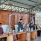 Wakil Wali Kota Padang Maigus Nasir memberikan arahan saat meninjau kesiapan tim qasidah Padang di Wisma Loren Wak Ketok, Pauh, Jumat (3/10/2025). (Foto: FB Diskominfo Padang)