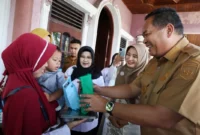 Wali Kota Pariaman Yota Balad didampingi Bunda PAUD Kota Pariaman, Ny. Yosnely Balad meluncurkan program MBG 3B untuk Kecamatan Pariaman Tengah, Senin (13/10/2025). (Foto: Kominfo Pariaman)