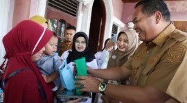 Wali Kota Pariaman Yota Balad didampingi Bunda PAUD Kota Pariaman, Ny. Yosnely Balad meluncurkan program MBG 3B untuk Kecamatan Pariaman Tengah, Senin (13/10/2025). (Foto: Kominfo Pariaman)