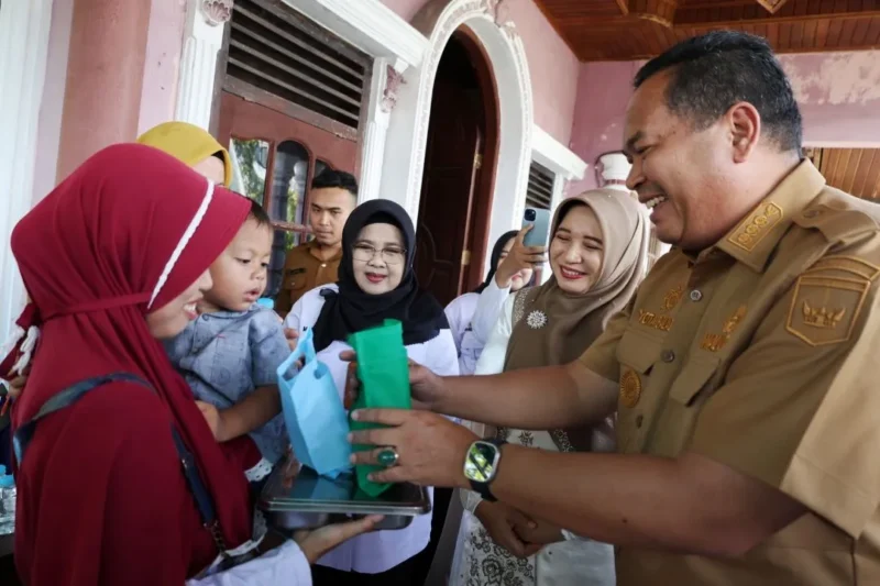 Wali Kota Pariaman Yota Balad didampingi Bunda PAUD Kota Pariaman, Ny. Yosnely Balad meluncurkan program MBG 3B untuk Kecamatan Pariaman Tengah, Senin (13/10/2025). (Foto: Kominfo Pariaman)