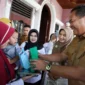 Wali Kota Pariaman Yota Balad didampingi Bunda PAUD Kota Pariaman, Ny. Yosnely Balad meluncurkan program MBG 3B untuk Kecamatan Pariaman Tengah, Senin (13/10/2025). (Foto: Kominfo Pariaman)