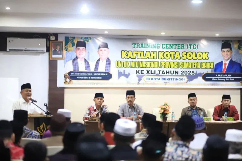 Wakil Wali Kota Solok, H. Suryadi Nurdal membuka Training Centre (TC) kedua bagi para kafilah Kota Solok di Kota Bukittinggi di Solok Primer Hotel, Jumat (3/10/2025). (Foto: Prokopim Kota Solok)