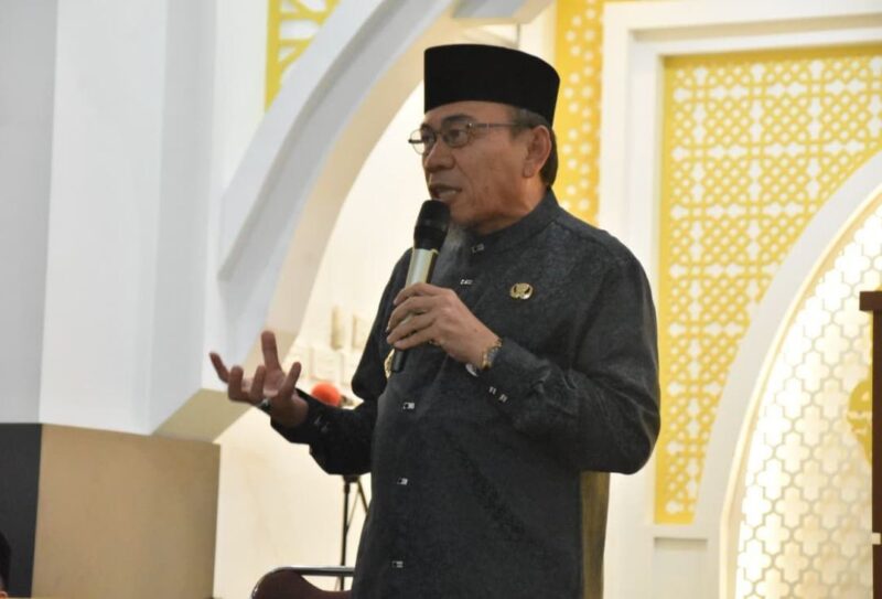 Wakil Wali Kota Padang, Maigus Nasir saat wirid bulanan ASN Pemko Padang di Masjid Agung Nurul Iman, Jumat (3/10/2025). (Foto: Prokopim Padang)