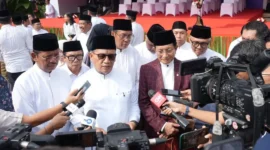 Wamenag Romo Muhammad Syafi'i dan Menag Nasaruddin Umar setelah Apel Hari Santri 2025, Rabu (22/10/2025). (Foto: Kemenag)