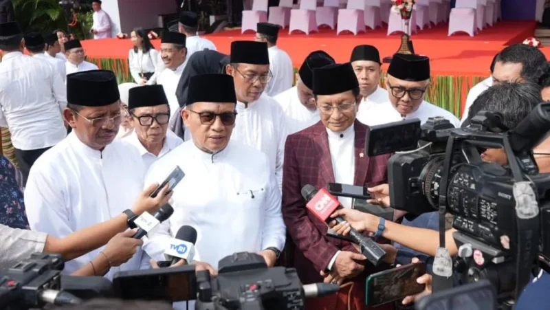 Wamenag Romo Muhammad Syafi'i dan Menag Nasaruddin Umar setelah Apel Hari Santri 2025, Rabu (22/10/2025). (Foto: Kemenag)