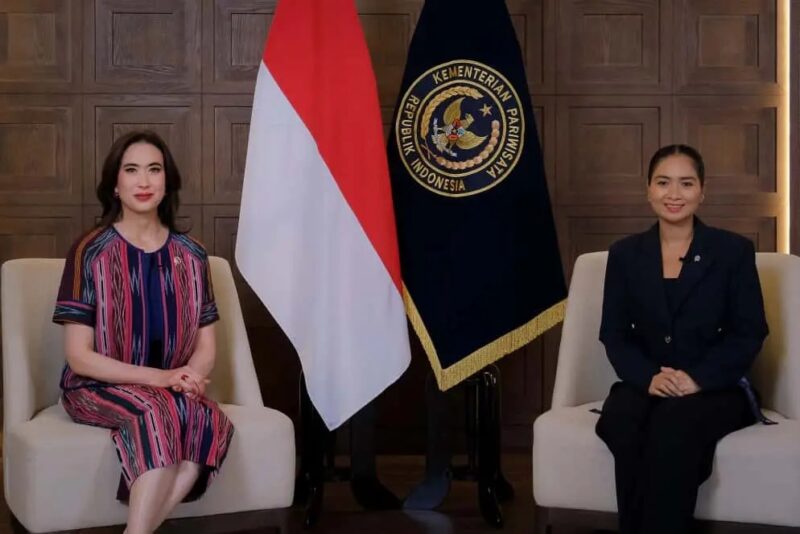 Menpar Widiyanti Putri Wardhana didampingi Wamenpar Ni Luh Puspa saat Laporan Kinerja Bulanan Kemenpar di Gedung Sapta Pesona, Jakarta Pusat, Rabu (8/10/2025). (Foto: Kemenpar)