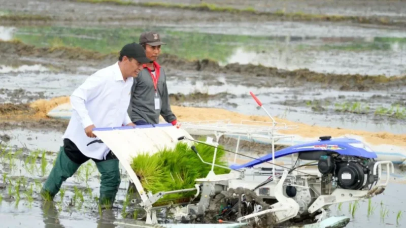 Menteri Pertanian Andi Amran Sulaiman masuk dalam daftar sepuluh menteri dengan kinerja terbaik di Kabinet Merah Putih. (Foto: Kementan)