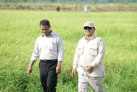 Menteri Pertanian (Mentan) Andi Amran Sulaiman saat mendampingi Presiden Prabowo Subianto dalam kunjungan kerja. (Foto: Kementan)