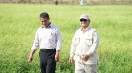 Menteri Pertanian (Mentan) Andi Amran Sulaiman saat mendampingi Presiden Prabowo Subianto dalam kunjungan kerja. (Foto: Kementan)