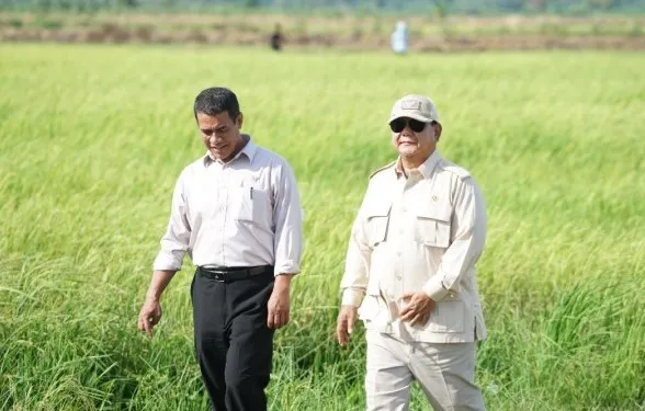 Menteri Pertanian (Mentan) Andi Amran Sulaiman saat mendampingi Presiden Prabowo Subianto dalam kunjungan kerja. (Foto: Kementan)
