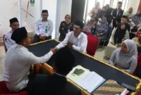 Kejari Dharmasraya berkolaborasi dengan Kemenag setempat menggelar nikah massal, Selasa (21/10/2025). (Foto: Kominfo Dharmasraya)