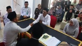 Kejari Dharmasraya berkolaborasi dengan Kemenag setempat menggelar nikah massal, Selasa (21/10/2025). (Foto: Kominfo Dharmasraya)