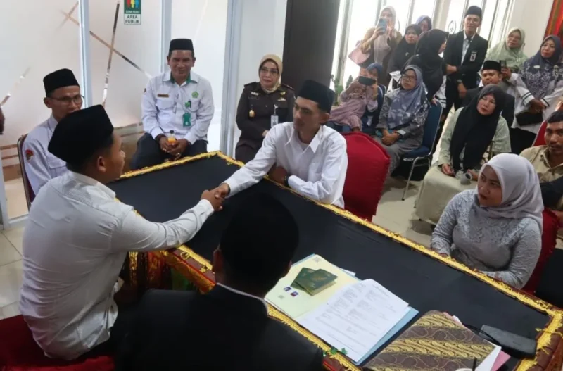 Kejari Dharmasraya berkolaborasi dengan Kemenag setempat menggelar nikah massal, Selasa (21/10/2025). (Foto: Kominfo Dharmasraya)