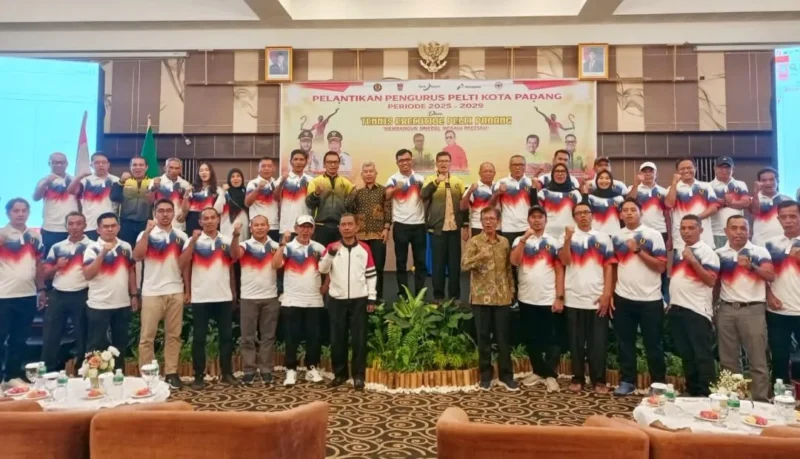 Ketua terpilih, Prof. Ahmad Wira, M.Si, Ph.D, foto bersama dengan jajaran pengurus. (Foto: Dok. Humas PELTI)