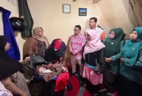 PKK Padang Panjang mengunjungi balita penderita hidrosefalus di Kelurahan Balai-Balai, Kamis (23/10/2025). (Foto: Kominfo Padang Panjang)