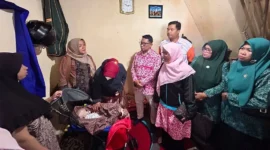 PKK Padang Panjang mengunjungi balita penderita hidrosefalus di Kelurahan Balai-Balai, Kamis (23/10/2025). (Foto: Kominfo Padang Panjang)