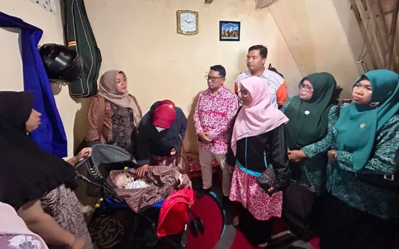 PKK Padang Panjang mengunjungi balita penderita hidrosefalus di Kelurahan Balai-Balai, Kamis (23/10/2025). (Foto: Kominfo Padang Panjang)